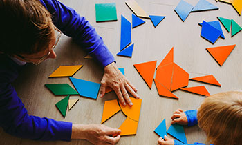 Child  and parent playing - Ipsos