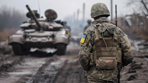 Ukrainischer Soldat mit Panzer