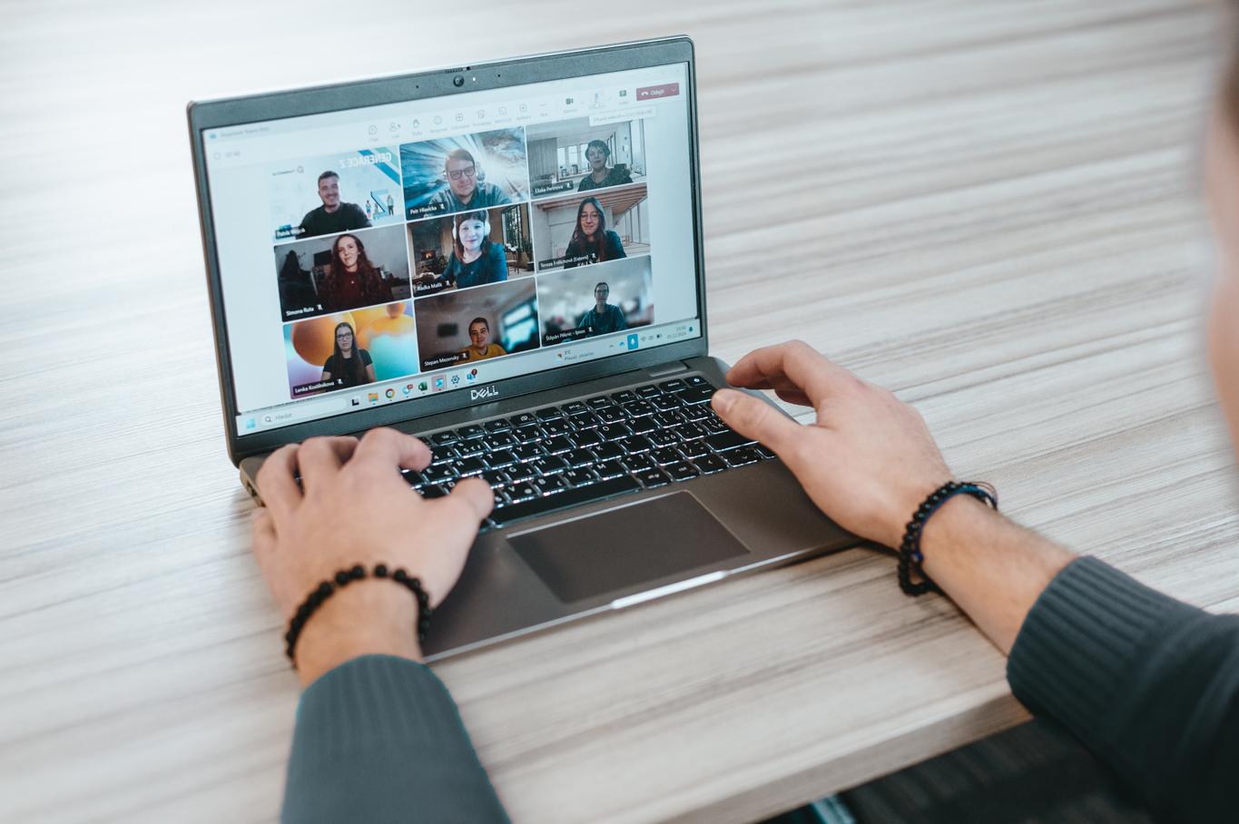 obrazek notebooku a chatu