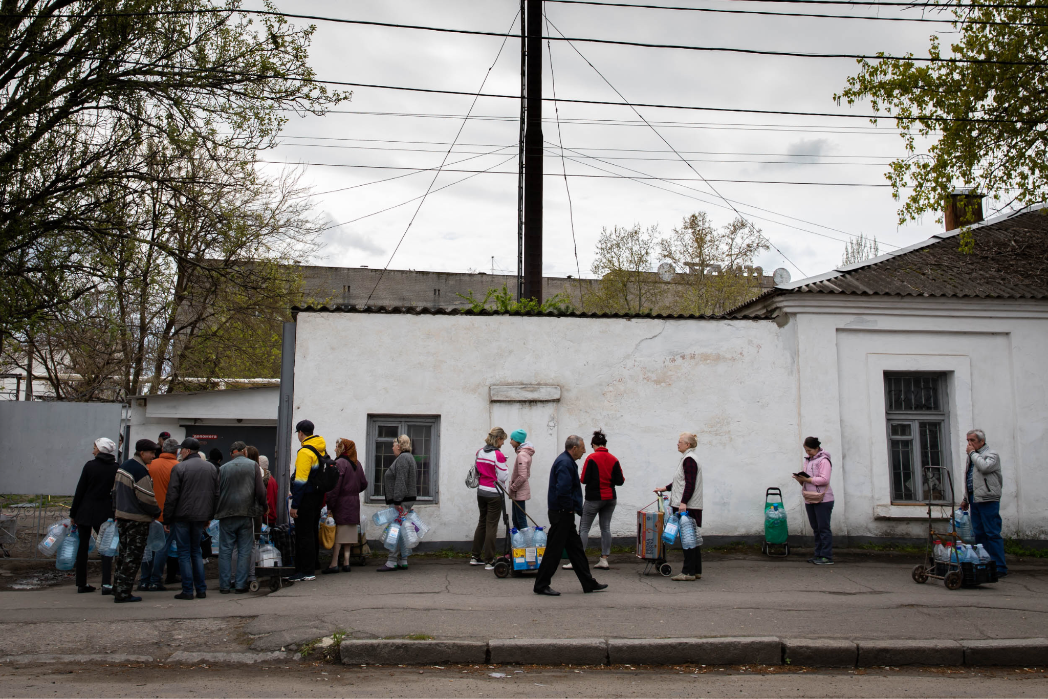 Mykolaiv residents lining up at clean water distribution center