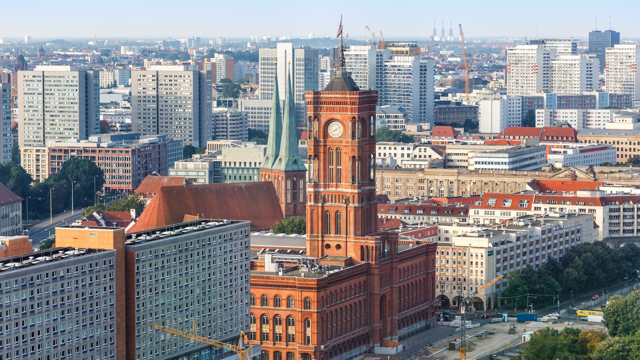 Rotes Rathaus in Berlin mit Skyline im Hintergrund