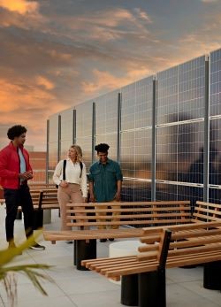 Titelblatt zum Paper zeigt eine Szene auf einer Dachterrassse mit Solarpanel im der Abenddämmerung