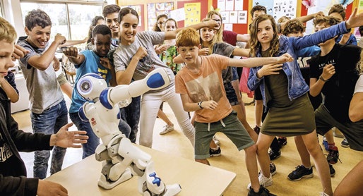 Cours de tai-chi par un robot Nao dans une école élémentaire