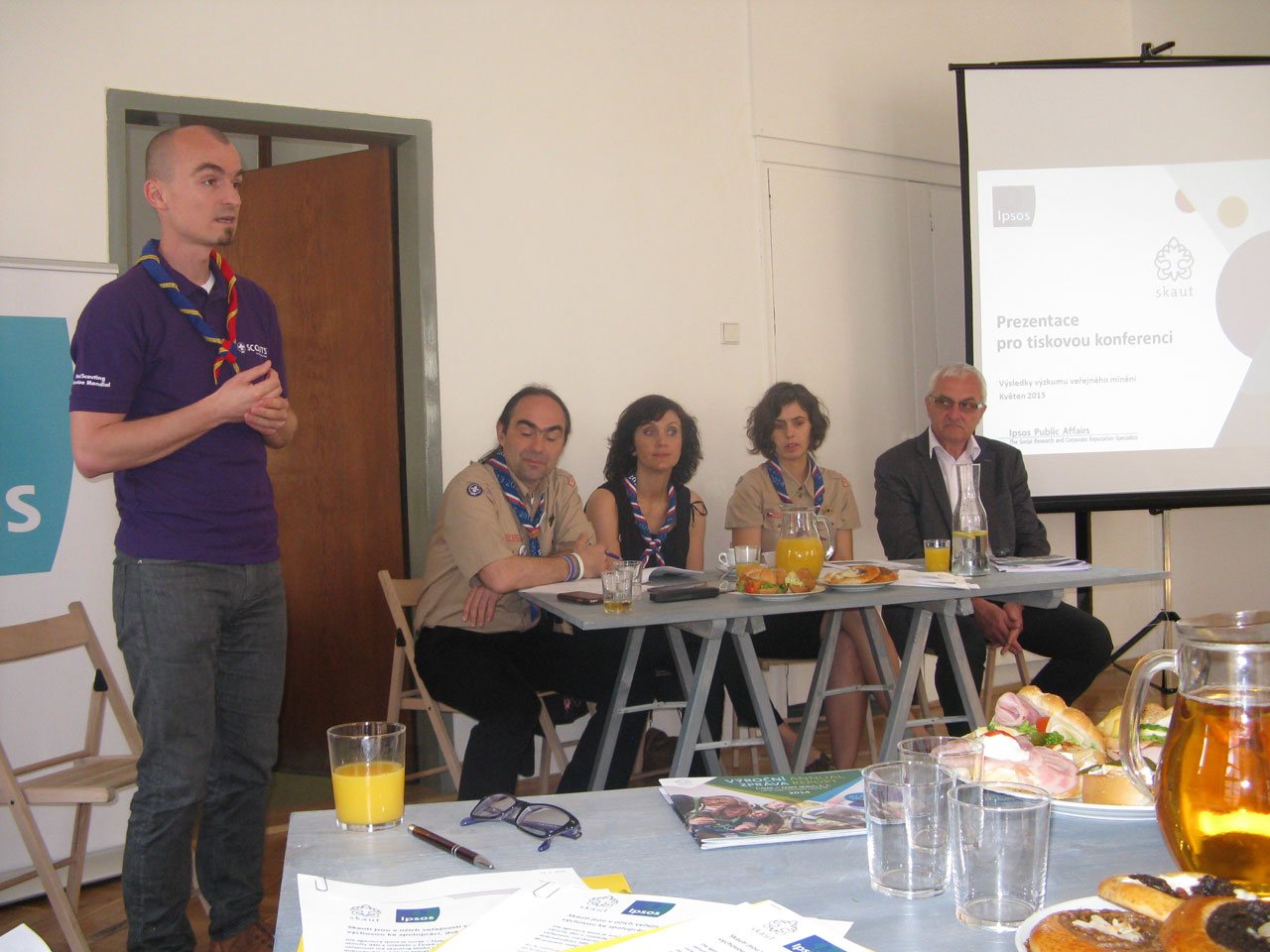 Skauti jsou v očích veřejnosti spojeni s pobytem v přírodě, výchovou ke spolupráci a pomocí druhým