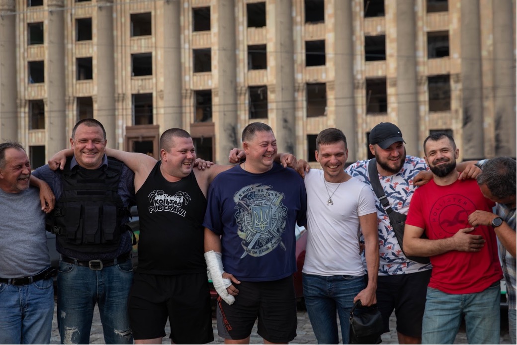 Artem enjoys rare time together with all of his fellow volunteer drivers; on Instagram they operate their efforts under “The Pulse of Kharkiv”