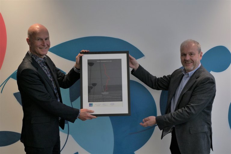 Helsedirektør Bjørn Guldvog mottar prisen fra Jan Behrens, fagansvarlig for omdømmeundersøkelsen i Ipsos. Foto: Ipsos
