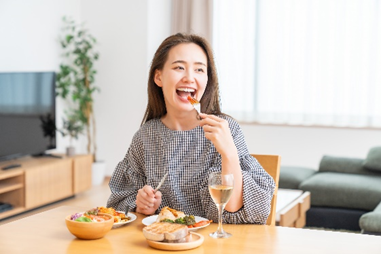 食事をしている女性