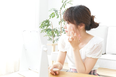 スキンケアをしている女性