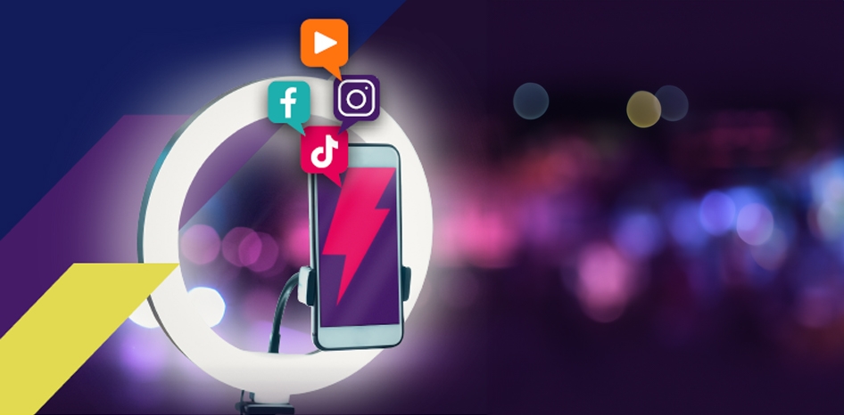 Handy in Halterung und Lichtring mit Social Media Apps