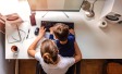 Maternità e lavoro in Italia nel 2022, al 28% delle donne è stato chiesto "Ha intenzione di avere figli?"