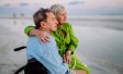 Liebespaar mit Beeinträchtigung im Urlaub
