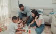 Junge Eltern bei der Kinderbetreuung