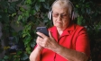 Señora escuchando y leyendo contenido a través del móvil_Branded_Content_Ipsos_BCMA