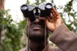 Future Scenarios.  Ein Mann sieht durch ein Fernglas