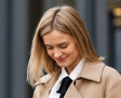 Webinar - Ipsos Global Influentials: A woman looks at her smartphone