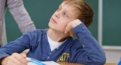 Schulkind mit Lehrkraft