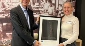 Geir Axelsen mottar prisen av Lene Bredahl