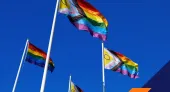 Ipsos Pride-Umfrage 2025: Mehrheit befürwortet Antidiskriminierungsschutz, bei mehreren LGBT+-Themen sinkt jedoch die Unterstützung