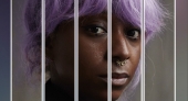 czarnoskóra kobieta z fioletowymi włosami