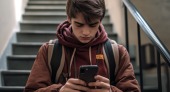 adolescente no celular