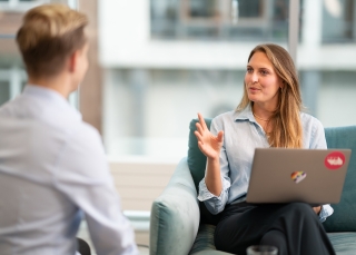 Zwei Personen mit Notebook im Meeting | Ipsos