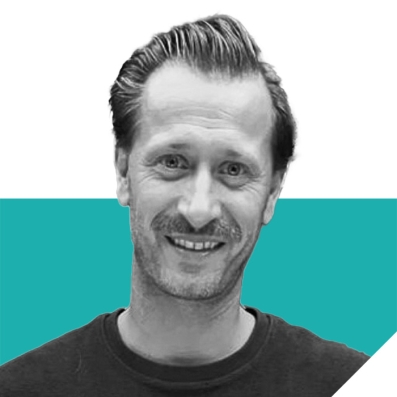 Passbild Marco Fischer in grau vor türkisem Grafikelement