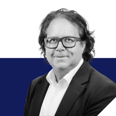 Passbild von Peter Otto in grau vor türkisem Grafikelement