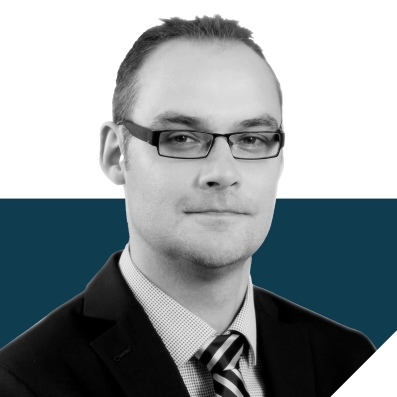 Passbild Thomas Martin Fojcik in grau vor türkisem Grafikelement