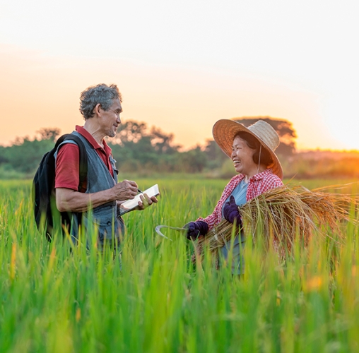 Homem com tablet entrevistando mulher no campo