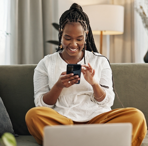 Mulher usando o celular