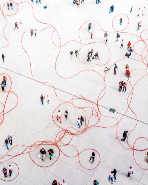 Oltre lo schermo: riscoprire i sensi per (ri)connettere brand e consumatori