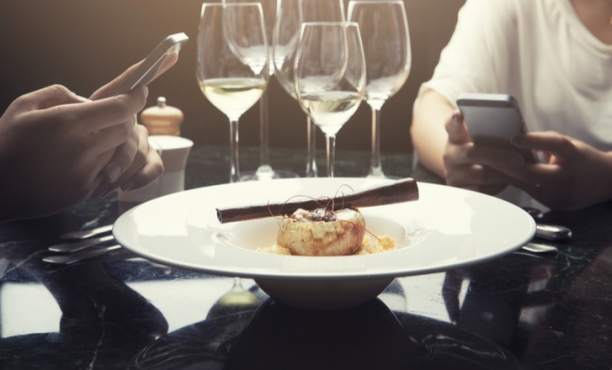 Plus de deux tiers des jeunes Français en couple déclarent utiliser leur téléphone portable en pleine nuit