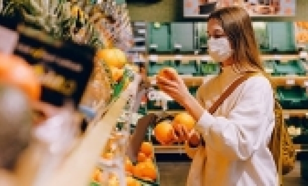 La sociedad está dividida en cuanto a si el aislamiento y las prohibiciones de viajes evitan la propagación de COVID-19