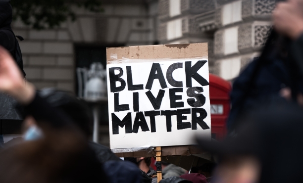 Viac ľudí verí, že máme väčšie problémy ako koronavírus - rasovú neznášanlivosť