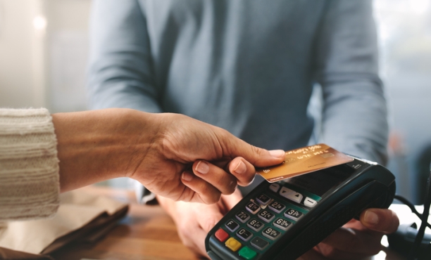 Strumenti di pagamento digitali e innovativi, gli users del contante calano del -23% 