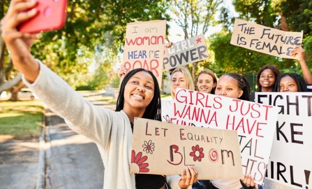 8 Marzo, Giornata Internazionale della Donna 2022: un uomo su tre mette in discussione i benefici del femminismo