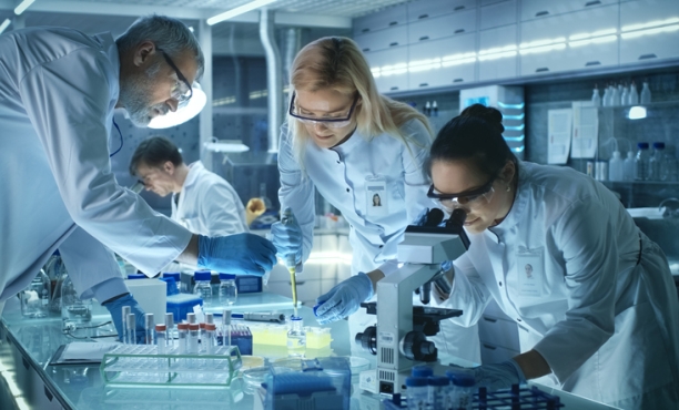 I medici e gli scienziati continuano ad essere le figure professionali ritenute più affidabili, agli ultimi posti politici e ministri