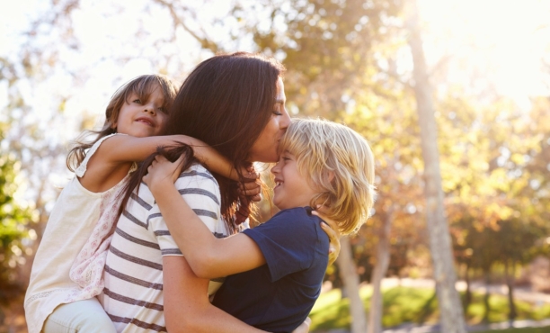 Festa della Mamma 2023 in Italia: le opinioni sul tema della genitorialità e maternità surrogata 