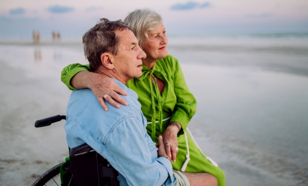 Liebespaar mit Beeinträchtigung im Urlaub