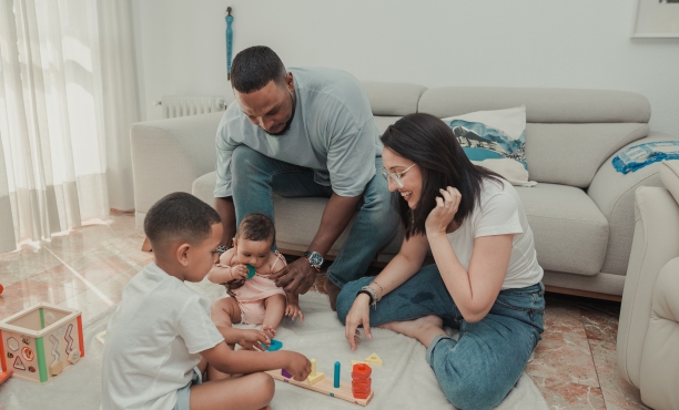 Junge Eltern bei der Kinderbetreuung