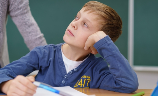 Schulkind mit Lehrkraft