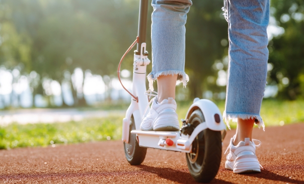 Велосипедами и электросамокатами пользуется больше мужчин, чем женщин