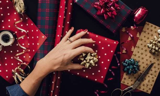 Regali di Natale 2023, consumi in ripresa: aumenta la spesa degli italiani per le feste 