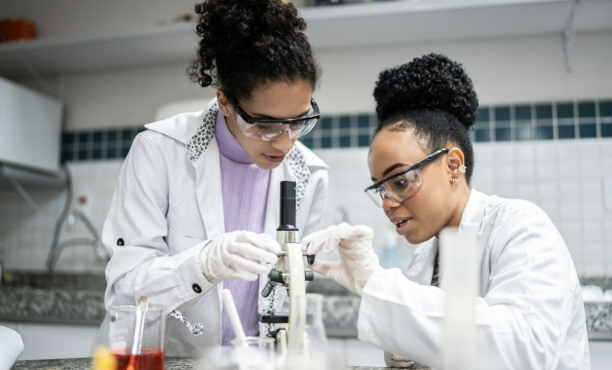 11 febbraio, Giornata Internazionale delle Donne e Ragazze nella Scienza: gli stereotipi di genere nel mondo scientifico 