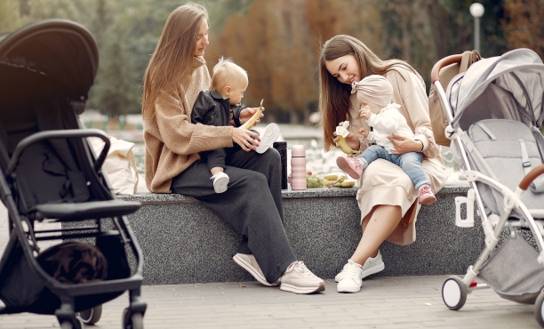 С кем мамы детей до 4-х лет  обсуждают детские товары и услуги 