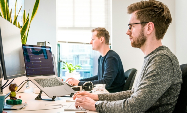 Čo nás motivuje chodiť do „officu“?