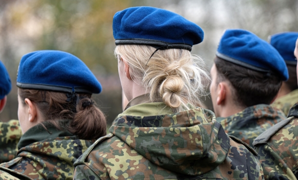 Wie stehen die Deutschen zur Wehrpflicht? Eine aktuelle Umfrage von Ipsos zeigt, dass fast zwei Drittel der Bundesbürger eine Wiedereinführung der Wehrpflicht befürworten.