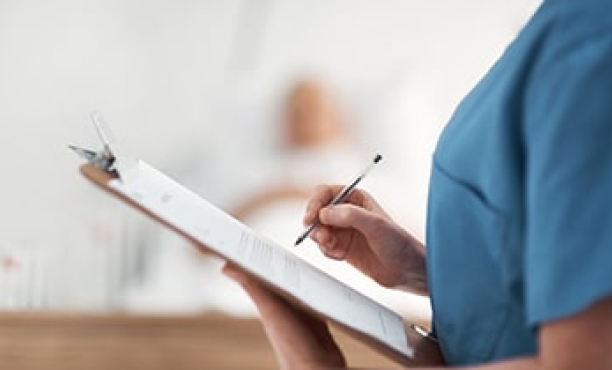 Nurse-holding-clipboard