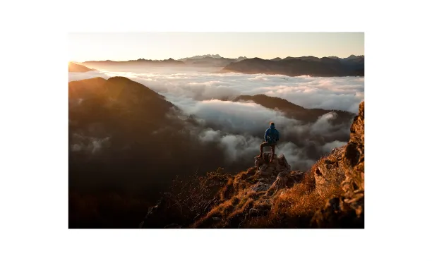 człowiek patrzący w chmury