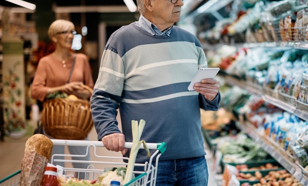 mężczyzna przed półką sklepową